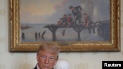 El presidente de EE.UU., Donald Trump, escucha el discurso del excorredor y representante Jim Ryun durante la entrega de la medalla de la libertad en la Casa Blanca, el 24 de julio de 2020.