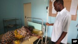 Un médecin est au près d'une femme atteinte de la choléra à Ganjuwa, au Nigeria, le 6 septembre 2010.