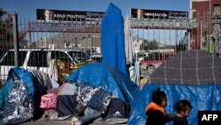 Niños juegan en un campamento de solicitantes de asilo mexicanos junto al Puente Internacional Paso del Norte en Ciudad Juárez, México. [Foto de archivo] 