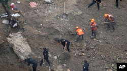 El deslave ocurrió aproximadamente a las 2 de la madrugada y pasadas las 5 los bomberos anunciaron que comenzarían la búsqueda de personas.