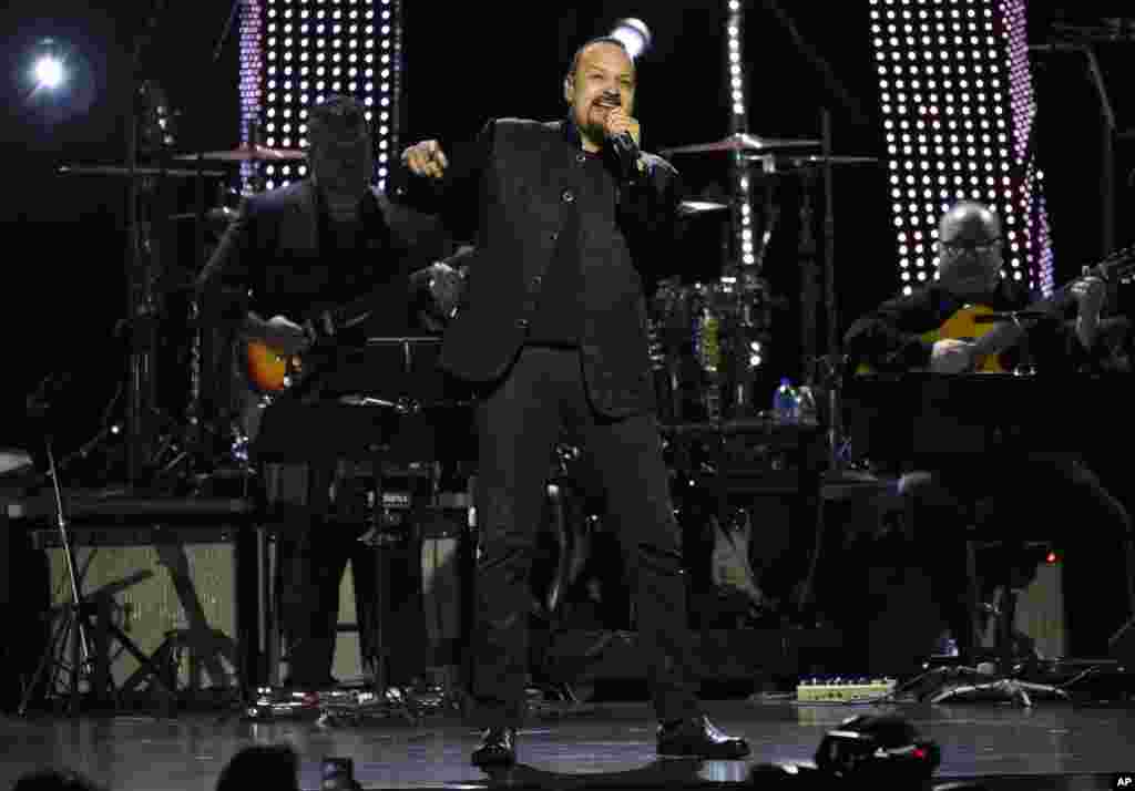 Pepe Aguilar interpreta a "Mariposa Traicionera", en la gala de la "Persona del Año" en los Latin Grammy 2018.