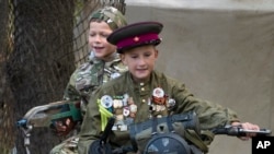 На фото: мілітарі-виховання у Росії. Реконструкція бою від історичного військового клубу. AP Photo/Dmitri Lovetsky
