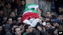 Warga Palestina menghadiri pemakaman Bilal Zayed (23 tahun) yang tewas dalam bentrokan dengan pasukan Israel di kamp pengungsi Qalandia, Ramallah, Kamis (24/12). Israel menyerahkan 23 jenazah warga Palestina lainnya yang tewas dalam bentrokan. 