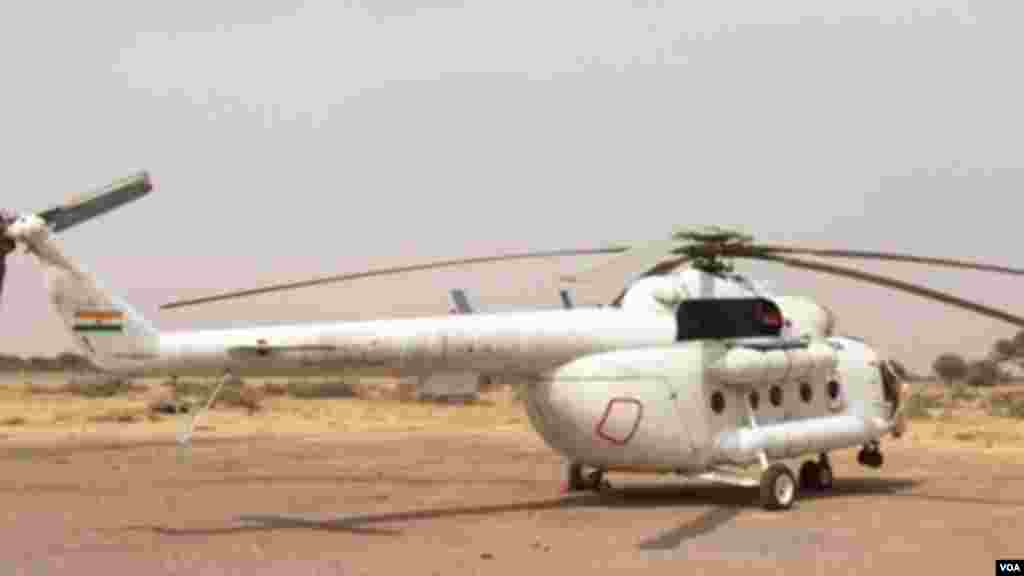 Un hélicoptère de transport des troupes de l'armée tchadienne à l'aéroport de Diffa