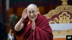 Pemimpin Spiritual Tibet Dalai Lama menyapa umat di Buddha Park di Bomdila, Arunachal Pradesh, India, 5 April 2017. 