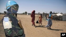 Un soldat de l'UNAMID (force conjointe ONU-UA au Darfour) assurant la sécurité (10 janvier 2011)