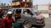 Un grupo de personas huye de sus hogares por la violencia de las pandillas en Puerto Príncipe, Haití, el 20 de octubre de 2024. (ARCHIVO: REUTERS)