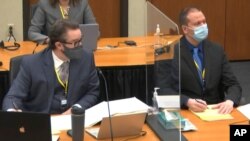 En esta image captada de un vídeo, aparece el abogado defensor Eric Nelson y el ex policía de Minneapolis, Derek Chauvin, durante el juicio por la muerte de George Floyd.