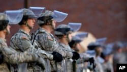 国民警卫队站在弗格森市警局门口。
