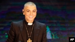 La cantante irlandesa Sinead O'Connor se presenta durante el programa de televisión estatal italiano RAI "Che Tempo che Fa", en Milán, Italia, el 5 de octubre de 2014.