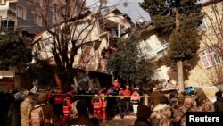 土耳其救援人员在哈塔伊省发生最新一起地震后搜救幸存者。（2023年2月21日）