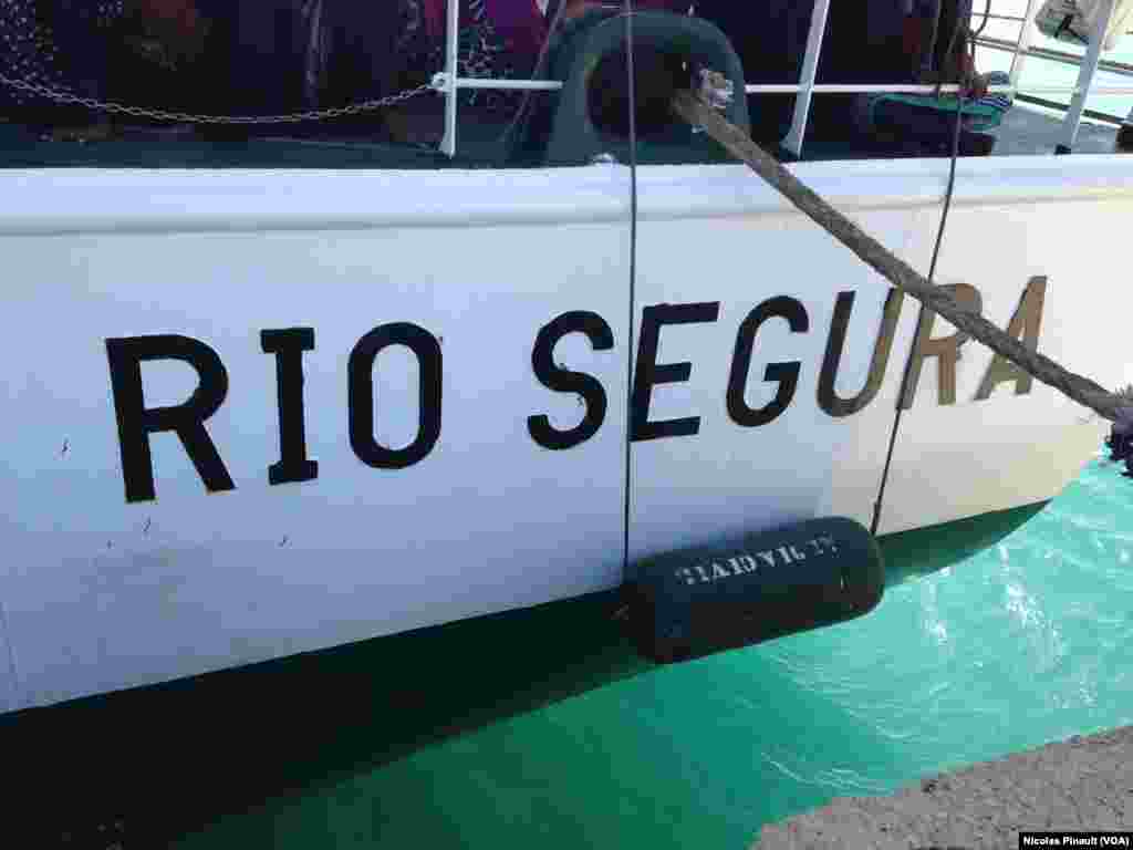 Le navire espagnol "Rio Segura", Pozzallo, Sicile, 7 octobre 2015 (Nicolas Pinault/VOA).