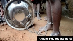Des personnes aux jambes enchaînées ont été secourues d'un bâtiment dans la ville de Kaduna, au nord du Nigeria, le 26 septembre 2019. (REUTERS/capture d'écran)