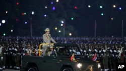  ឧត្ដមសេនីយ៍ជាន់ខ្ពស់លោក Min Aung Hlaing ចូលរួមក្បួនព្យុហយាត្រា​ក្នុងខួបទិវាកងយោធពលលើកទី៧៩ ក្នុងរដ្ឋធានីនៃពិដោ ប្រទេសមីយ៉ាន់ម៉ា កាលពីថ្ងៃទី២៧ ខែមីនា ឆ្នាំ២០២៤។ 