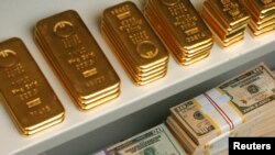 Batangan emas dan uang dolar AS disimpan di bank di Wina.