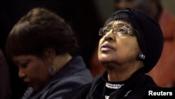 Winnie Madikizela-Mandela, l'ex-femme de Nelson Mandela, et sa fille Zindzi, à Johannesburg, le 5 juillet 2013. 