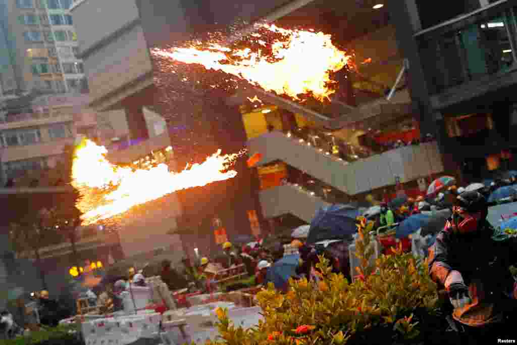 要求民主的香港抗议者在荃湾集会期间与防暴警察冲突,一名“反送中”抗议者投掷土制燃烧弹。(2019年8月28日)