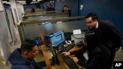 Un migrante participa en un registro biométrico en una oficina de investigaciones policiales en Santiago de Chile, el 11 de julio de 2023. 