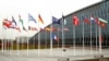 Las banderas de los países europeos lucen desplegadas en la sede de la Alianza Atlántica en Bruselas.