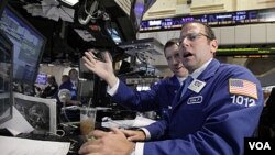 Michael Pistillo, especialista de mercado trabajando en la bolsa de valores de Wall Street en la mañana de este martes 9 de agosto de 2011.
