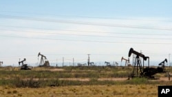 Rig-rig pengeboran minyak tampak di Loco Hills di Eddy County, New Mexico, Amerika Serikat (foto: ilustrasi).