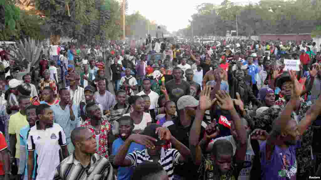 Les partisans du candidat à la présidence du Congo Moïse Katumbi applaudissent alors qu'il quitte le bureau du procureur à Lubumbashi, République démocratique du Congo, 11 mai 2016.