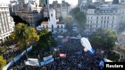 Una imagen de dron muestra a estudiantes universitarios, sindicatos y grupos sociales argentinos, frente a la Casa Rosada, para protestar contra los recortes de "motosierra" del presidente Javier Milei en la educación pública, en Buenos Aires, Argentina, el 23 de abril de 2024.