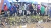Vendors continue to sell their goods in unhygienic conditions which experts say provide a breeding ground for the salmonella typhi bacteria which cause typhoid, in Harare, Zimbabwe, Jan. 2017. (S. Mhofu/VOA) 