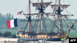 Replika francuske fregate Hermione koja je odigrala ključnu ulogu u Američkoj revoluciji. 