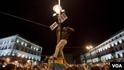 Los manifestantes protestan contra la débil economía del país y la alta tasa de desempleo.