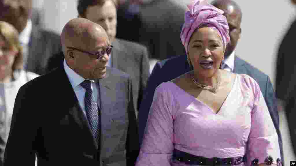 Shugaban Afrika ta Kudu Jacob Zuma tare da uwargidansa Thobeka Madiba Zuma a lokacin isowarsu birnin Hamburg dake kasar Jamus, ranar Alhamis 6 ga watan Yuli shekarar 2017. 