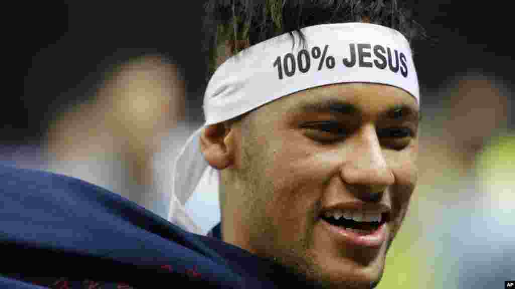 Neymar da Silva Santos Júnior Le Brésilien complète le trio de tête des joueurs les mieux payés. Neymar touche chaque année 43,5 millions d'euros, dont 20 millions d'euros de salaires fixes, 2,5 millions d'euros et 21 millions d'euros d'autres revenus.