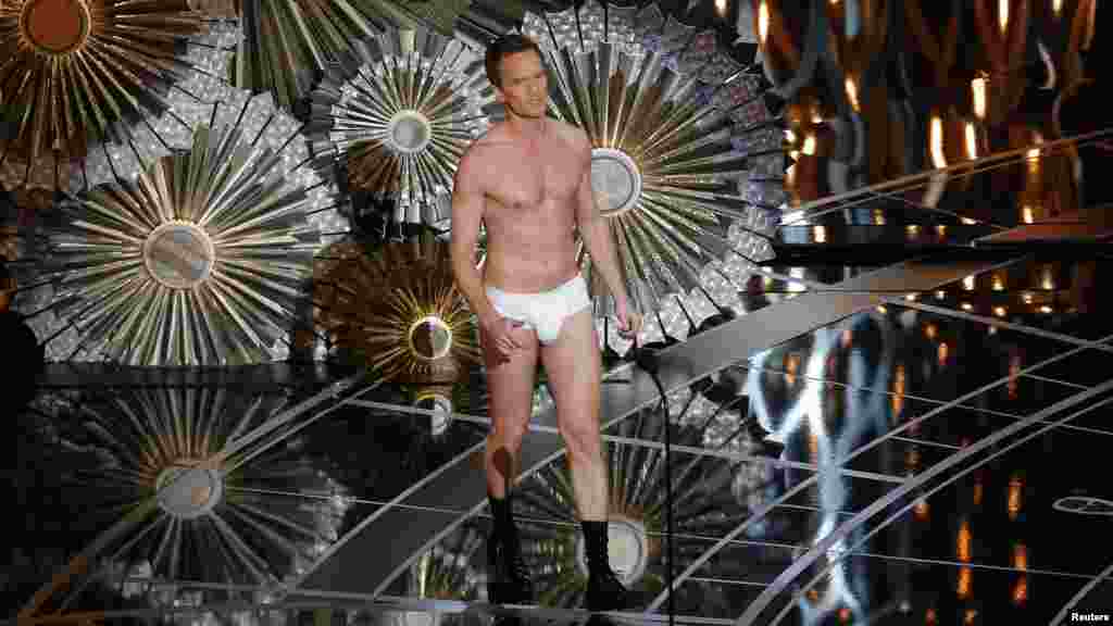 Neil Patrick Harris joue une scène du film nominé aux Oscars "Birdman" tout en animant les 87e Oscars à Hollywood, Californie, le 22 février 2015.