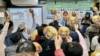 多個香港基層民間組織2月26日舉行財政預算案直播活動，參與的基層市民普遍對新一份財政預算案持負面觀感，大部份高舉流淚的表情符號。(美國之音照片)