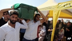 Des gens portent un cercueil lors des funérailles après l'attentat suicide à un mariage à Gaziantep, Turquie, le 21 août 2016. 