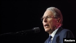 Wayne LaPierre, director ejecutivo de la Asociación Nacional del Rifle (NRA), habla en el Foro de Liderazgo de la NRA-ILA durante la convención anual de la Asociación Nacional del Rifle (NRA) en Houston, Texas, EEUU, el 27 de mayo de 2022. REUTERS/Shannon Stapleton