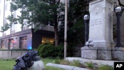 Une statue confédérée renversée par terre à Durham. 14 août 2017