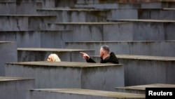 La gente camina en el Memorial del Holocausto a los judíos asesinados de Europa mientras Alemania conmemora a las víctimas del Holocausto por el día Internacional del Recuerdo del Holocausto, en Berlín, Alemania, el 26 de enero de 2024. 