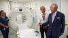 El rey Carlos III reanuda sus apariciones públicas con visita a organización contra el cáncer