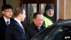 Le ministre des Affaires étrangères de la Corée du Nord, Ri Yong Ho, au centre, quitte le bâtiment du gouvernement suédois Rosenbad dans le centre de Stockholm, le 16 mars 2018.