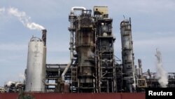 Los tanqueros también traen “insumos para reactivar la producción de gasolina en la refinería"