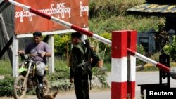 စစ်တပ် စစ်ဆေးရေး ဂိတ်တခု ( နိုဝင်ဘာ ၂၀၁၀) 