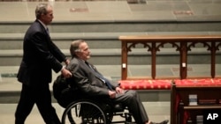 Les anciens présidents George W. Bush, à gauche, et George H.W. Bush à l'église épiscopale de St. Martin lors du service funèbre de l'ex-première dame Barbara Bush, samedi 21 avril 2018, à Houston. (Photo AP / David J. Phillip)