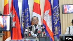 លោក ផៃ ស៊ីផាន អ្នកនាំពាក្យទីស្តីការគណៈរដ្ឋមន្រ្តី ថ្លែងក្នុងសន្និសីទស្តីពី «ព័ត៌មានក្លែងក្លាយ អន្តរាយសន្តិសុខជាតិ» នៅទីស្តីការគណៈរដ្ឋមន្រ្តី រាជធានី​ភ្នំពេញ ថ្ងៃទី២៥ ខែកក្កដា ឆ្នាំ២០១៩។ (កាន់ វិច្ឆិកា/VOA)