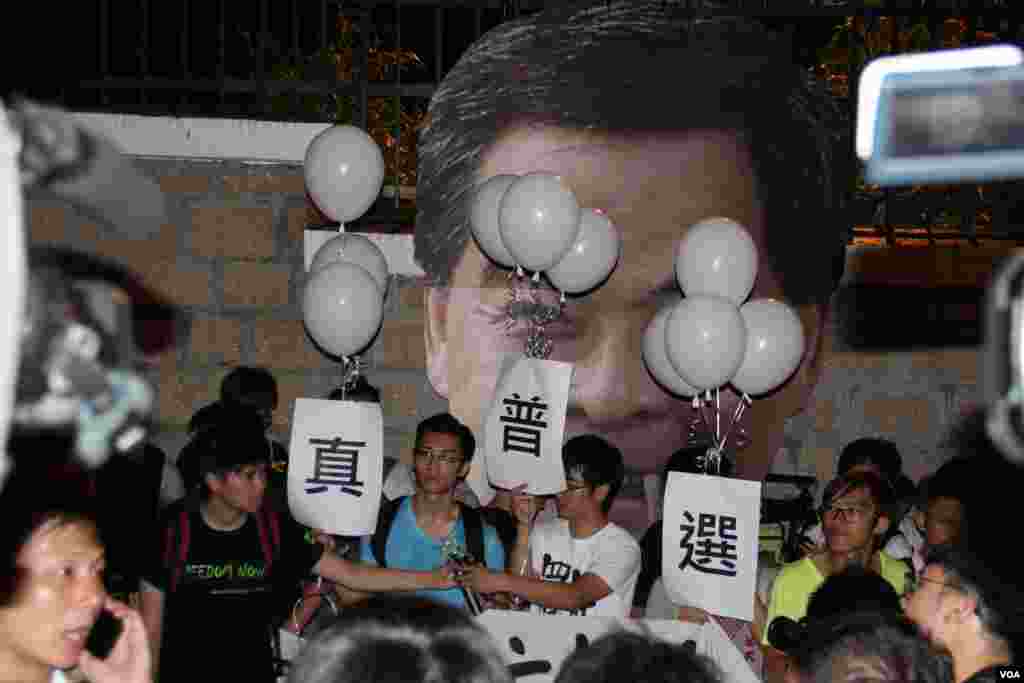 学联发起抗议梁振英拒绝对话公民抗命游行和留守礼宾府(美国之音图片/海彦拍摄)