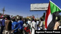 Des manifestants soudanais contre le coup d'État participent à une manifestation dans la capitale Khartoum, le 13 novembre 2021.