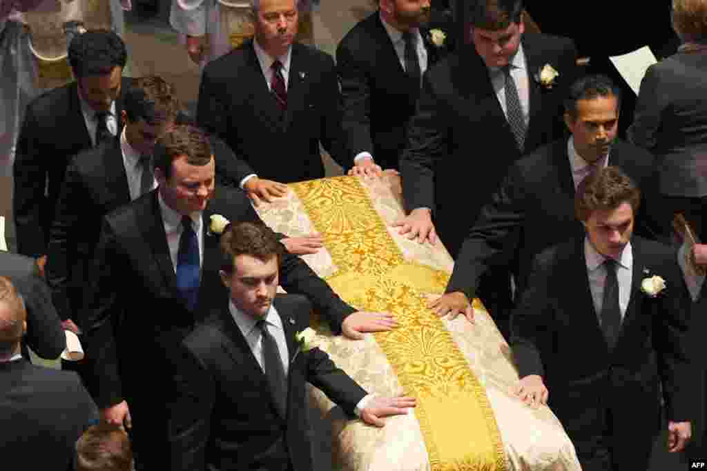 Les petits-fils et les porteurs de cœurs de Bush sortent après la messe de funérailles de leur grand-mère, l'ex-première dame américaine Barbara Bush, à l'église épiscopale de St. Martin, Houston, Texas, 21 avril 2017.