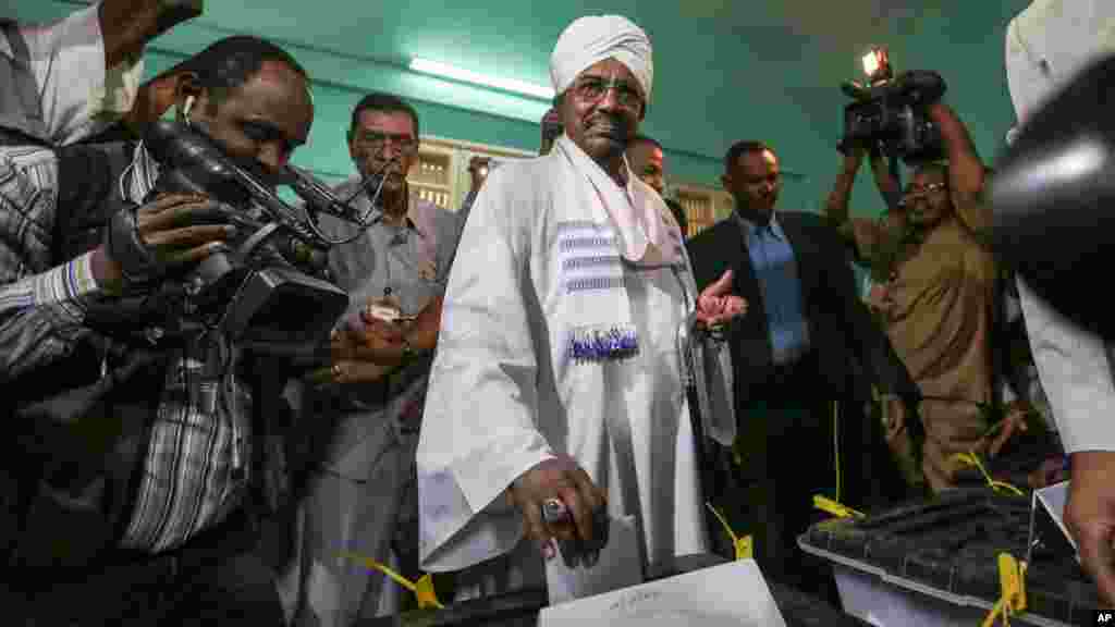 Le président Omar Hassan el-Béchir du Soudan place son bulletin de vote dans l’urne lors des élections à Khartoum, le 13 avril 2015.
