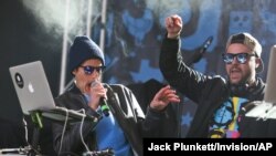 ARCHIVO - Mike D de los Beastie Boys, a la izquierda, y DJ Steingold realizan un set de DJ en la Feedback Party de Rachael Ray en Stubb's durante el South by Southwest Music Festival el sábado 16 de marzo de 2019 en Austin, Texas.