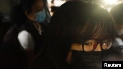 香港支联会副主席邹幸彤9月8日清晨被香港警方国安处人员拘捕后带上警车离开 （路透社照片）